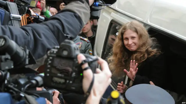 اعضای گروه در روز ۲۱ فوریه، با نقاب و دامن کوتاه به کلیسا ریختند و به اجرای پر حرارت قطعه خود پرداختند و سپس به بازداشت پلیس درآمدند