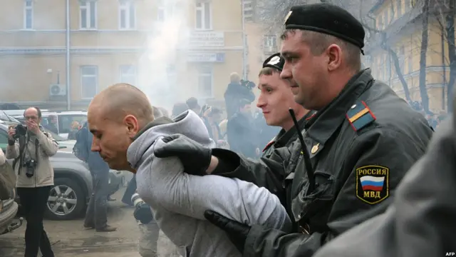 روز پنجشنبه نزدیک به ۳۰ تن از هواداران "پوسی رایوت" در پی تظاهرات بیرون دادگاه توسط پلیس مسکو بازداشت شدند