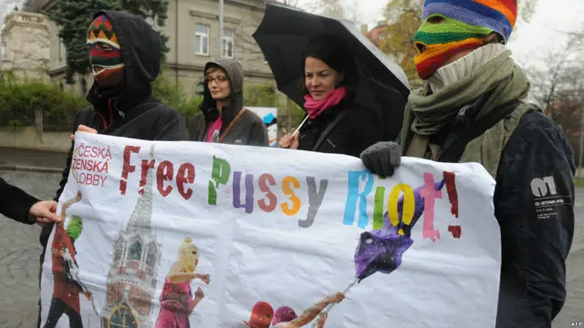 گروه "پوسی رایوت" در جریان جنبش اعتراضی علیه نامزدی ولادیمیر پوتین برای انتخابات ریاست‌جمهوری روسیه در ۴ مارس، ترانه‌ای با عنوان "مادر مقدس، پوتین رو بنداز بره!" در کلیسای جامع اجرا کردند