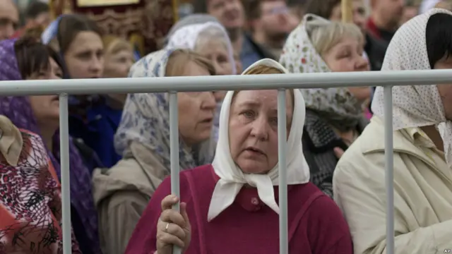 در پی اجرای ترانه‌ای اعتراضی توسط گروه پانک راک فمینیستی، که کلیسای ارتدوکس را به پیوند نزدیک با دولت متهم می‌کرد، جمعیتی انبوه "به دفاع از ایمان و میهنشان" در کلیسای جامع مسکو گرد آمدند
