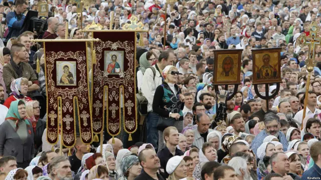 هزاران نفر از شهروندان مسکو در مراسم نیایشی که رهبران کلیسای ارتدوکس برای "دفاع از اقتدار کلیسا در برابر عناصر ضد روس" ترتیب داده بودند، شرکت کردند