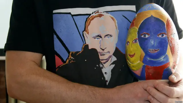 گروه "پوسی رایوت" هم اکنون ده عضو دارد و در اماکن عمومی کنسرت‌های اعلام‌نشده برگزار می‌کند. آنان از جمله یک بار در میدان سرخ مسکو و در نزدیکی کاخ کرملین به اجرای قطعات اعتراضی خود پرداختند