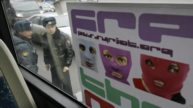 مقامات کلیسا عمل این گروه را "توهین به مقدسات" و "استهزایی بی‌ارزش" خوانده‌اند. اما مخالفان آن را منطبق بر استفاده از حق آزادی بیان می‌دانند