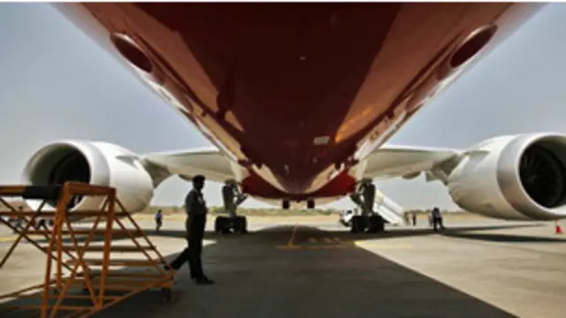 پاکستان له پي آی اې د الوتکو معاینه پیل کړې ده.