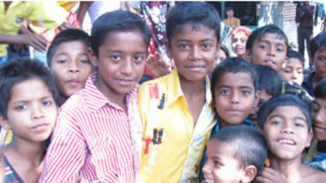 د ژيړ کميس هلک علي دی.