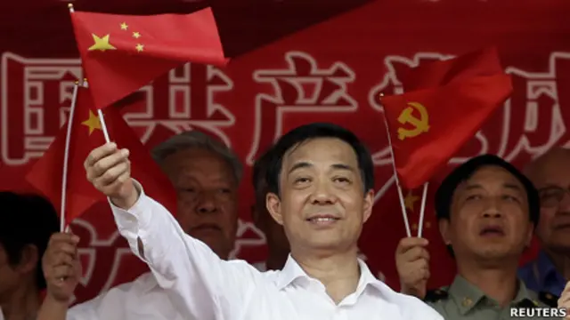 薄熙來在重慶一場唱紅歌集會上(資料圖片)