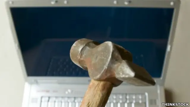 Martillo destruyendo una computadora