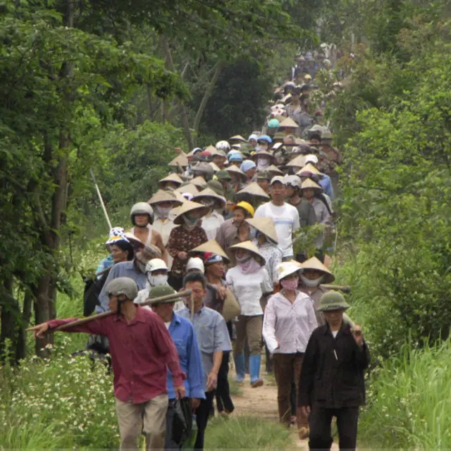 Người dân xuống đường bảo vệ đồng lúa của họ khi bị thu hồi bởi dự án Ecopark ở Văn Giang - Hưng Yên