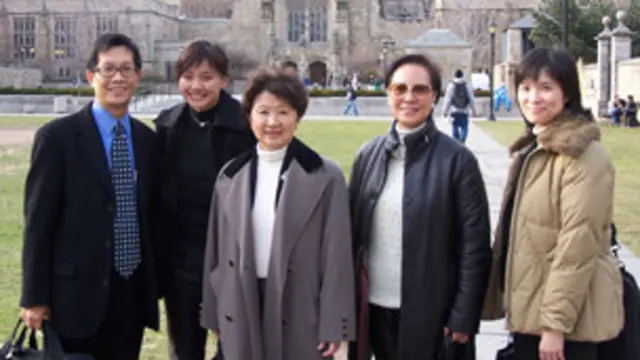 黃燕雲(右一)生前與中大同事訪問耶魯大學