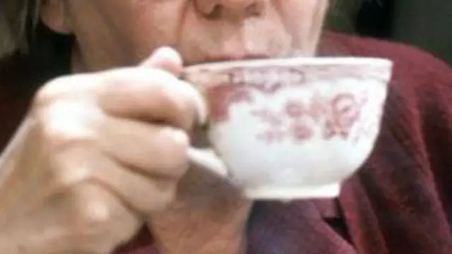 Mulher tomando chá (BBC)