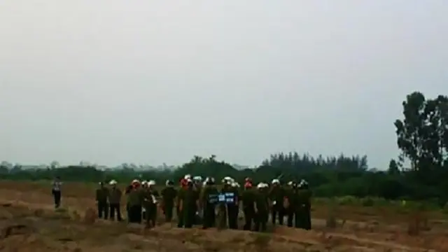 Vào khi giá đất gia tăng, nhiều vụ biểu tình liên quan tới đất đai xảy ra khi người nông dân bị chính quyền cưỡng chế buộc phải rời đi với giá đền bù mà họ cho là không thích đáng. 