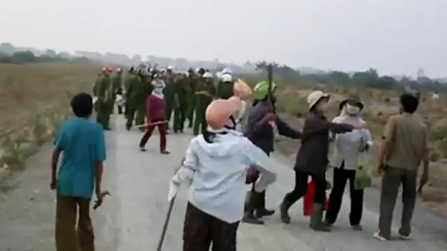 Người dân Văn Giang đã phản đối dự án xây dựng đô thị sinh thái vì cho rằng dự án này vi phạm pháp luật về đất đai trong khi chính quyền nói họ không làm gì sai trái.