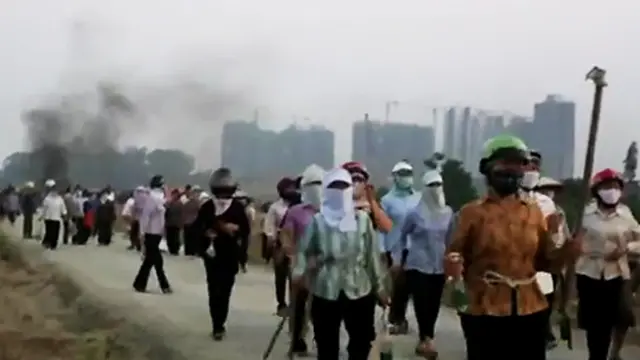 Nông dân huyện Văn Giang tụ tập, đốt lửa canh đất chống lại việc giải phóng mặt bằng để lấy đất cho việc xây dựng khu sinh thái Ecopark ở tỉnh Hưng Yên sáng 24/4/2012.