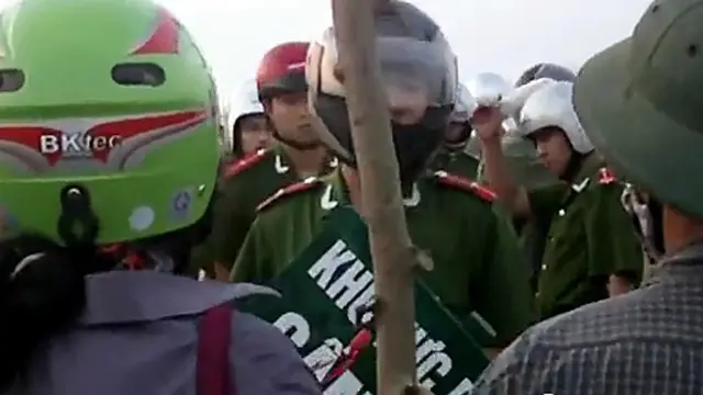 Một nhân chứng cho biết cảnh sát đã ném lựu đạn gây choáng vào dân làng và bắt 10 người.