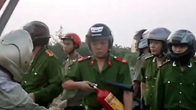 Bình chống cháy được trang bị phòng trường hợp dân phóng hỏa phản đối cưỡng chế. 