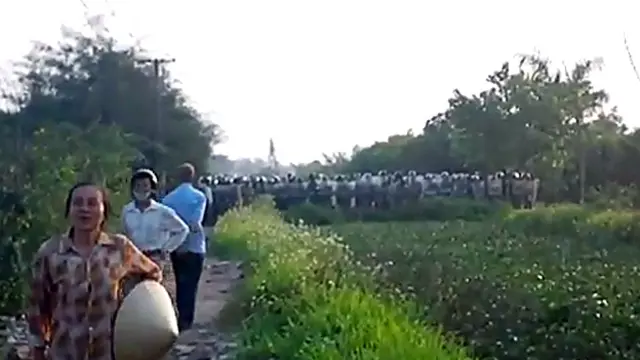 Cảnh sát bạo động đã được điều động tới để thực thi việc san bằng đất ruộng cho dự án Ecopark này. 