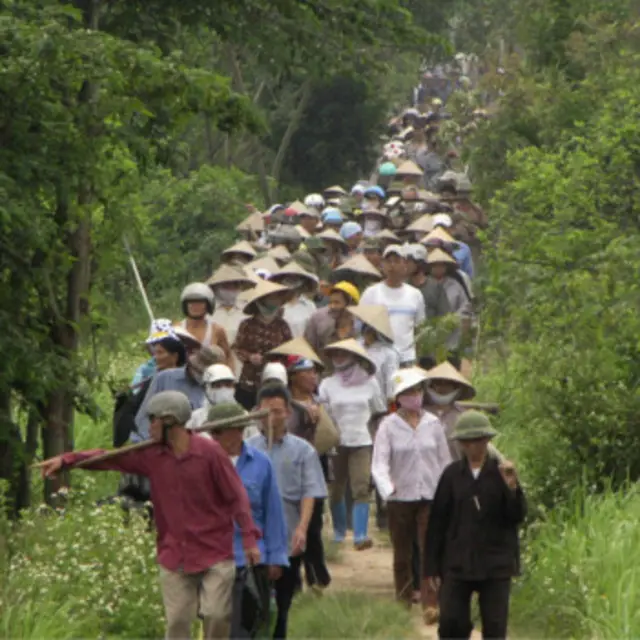 Trước đó, ngày 20/4, hàng trăm nông dân huyện Văn Giang đã đổ về Hà Nội tiếp tục khiếu kiện về việc cưỡng chế đất tại làng mình. 