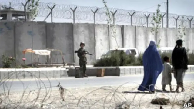 ښاغلی اطرافي وايي تښتېدلو زندانیانو د پايوازانو په نوم د جعلي ټاپو او مهرونو نه ګټه اخيستې ده.