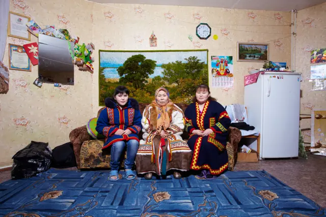 Три ненки на диване