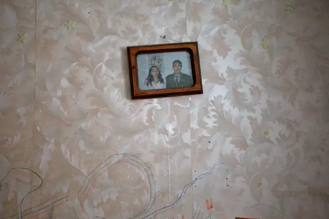 Фотография в рамке на стене