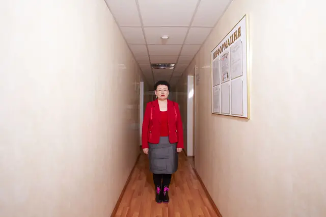 Женщина в коридоре