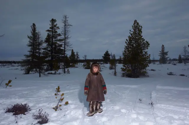 Мальчик-ненец у елки