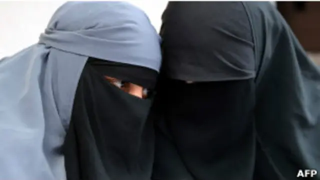 Mujeres con el rostro cubierto