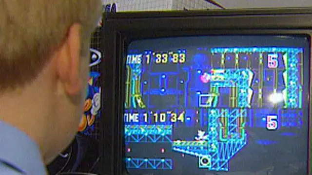 Hombre frente a computadora