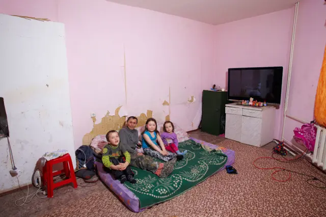 Дети на диване