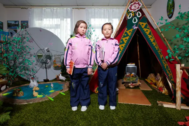 Две девочки в квартире