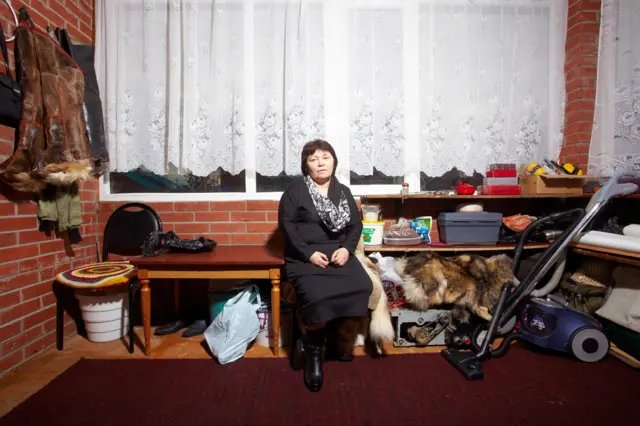 Женщина на стуле