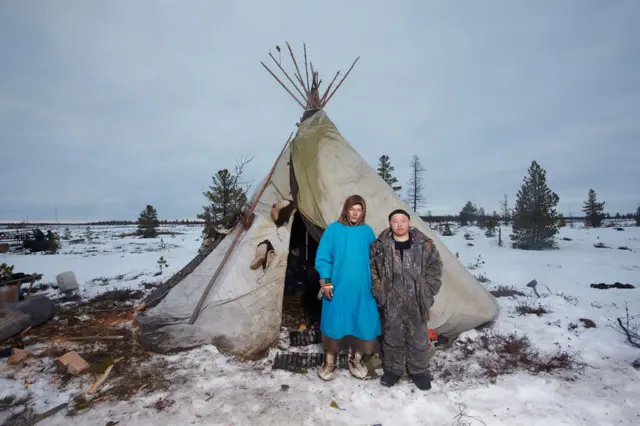 Двое у юрты