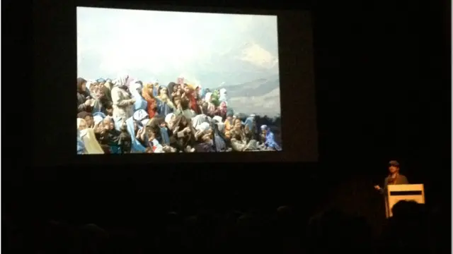 
آقای حسینی درحال سخنرانی و معرفی شماری از آثار عکاسی اش در مراسم جوایز ورلدپرس فتو در آمستردام.
