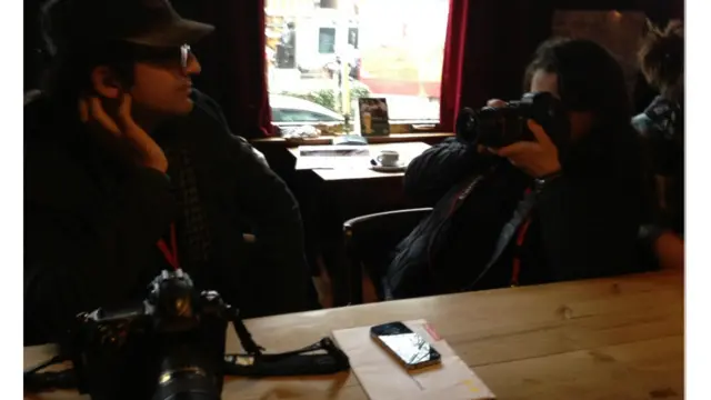 اُنس عابد، خبرنگار عکاس تونسی، درحال عکس گرفتن از مسعود حسینی.