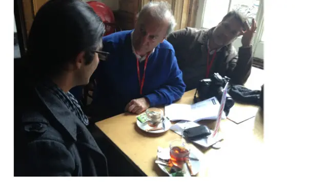 مسئولان خبرگزاری فرانسه از جوایزی که آقای حسینی برای خبرگزاری آنها به ارمغان آورده، خوشحال بودند. فرانسوا کوهن، سردبیر عکس این خبرگزاری (نفر وسط) گفت او به مسعود افتخار می کند.