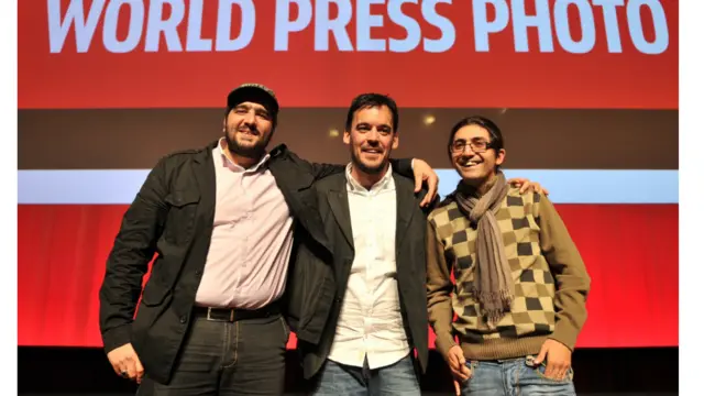 سه تن از برندگان جایزه عکس ورلدپرس در سال 2011: مسعود حسینی از افغانستان، ساموئل آرنادا از اسپانیا و ابراهیم نوروزی از ایران.