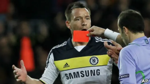 Судья демонстрирует Терри красную карточку