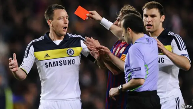 Akibat menerima kartu merah, John Terry tidak dapat memperkat Chelsea di laga final. 