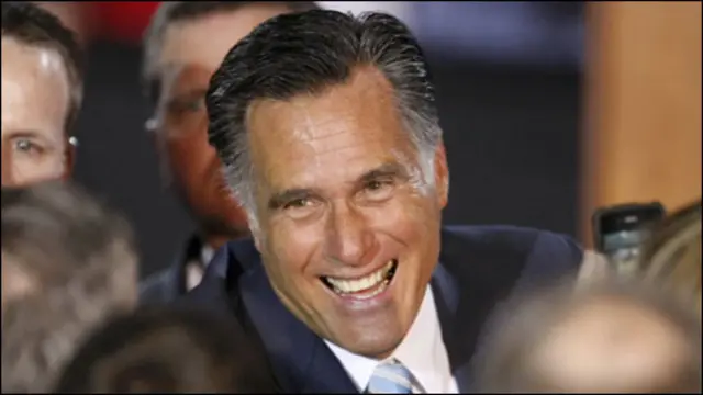 Capres Republik Mitt Romney menyapa para pendukungnya dalam kampanye di New Hampshire April silam.