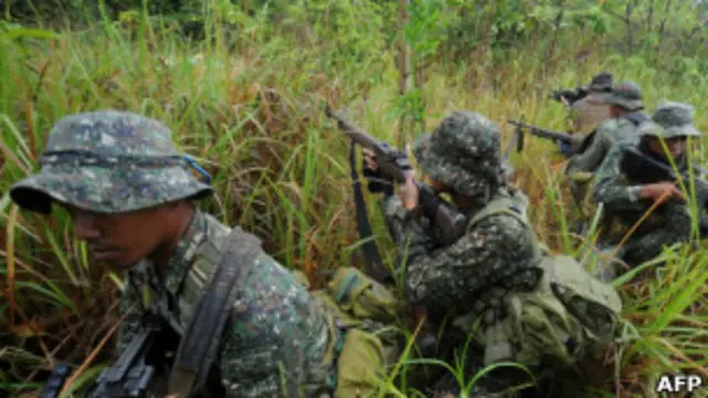 Aparat bersenjata Filipian acap menjadi sasaran serangan kelompok pemberontak Komunis. 