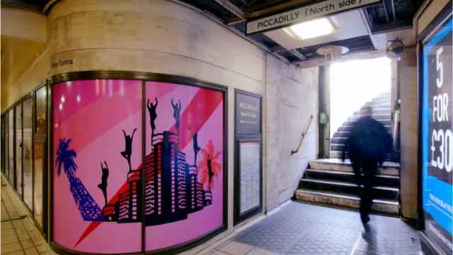 Karya Sinta Tantra di stasiun kereta bawah tanah