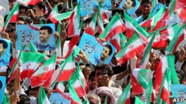 На массовом митинге в провинции Ормузган президент Ахмадинежад заявил, что Иран "ни на йоту не отступится от своих ядерных прав". 