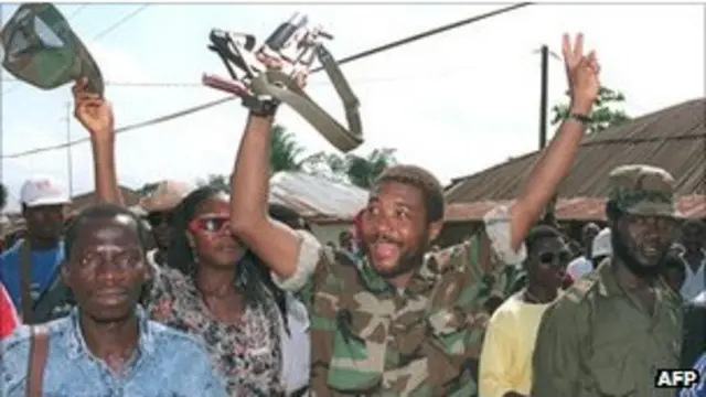 Charles Taylor et ses troupes en 1990