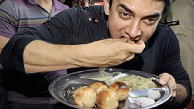आमिर खान लिट्टी खाते हुए.