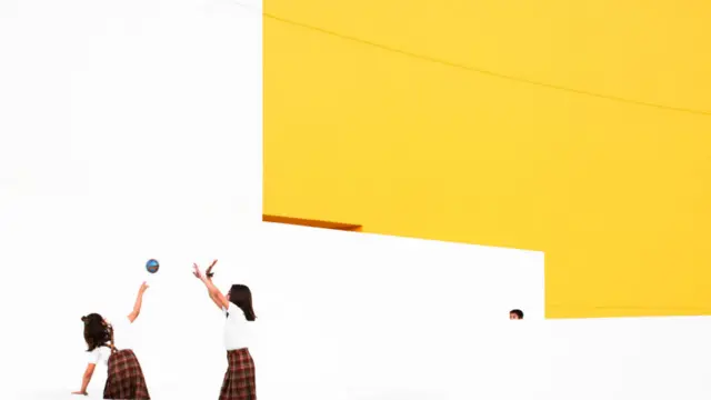 در بخش حرفه ای، معماری، جایزه اول به این عکس از "دیوید ایبران بوریا" از اسپانیا تعلق گرفت. این عکس از مرکز فرهنگی شهر اویلز اسپانیا با رنگ سفید منحصر به فرد آن گرفته شده است. 