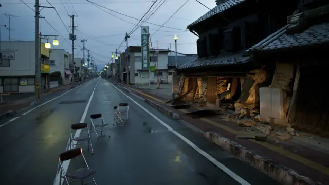 عکس از "دونالد وبر"‌ از کانادا، برنده بخش حرفه ای، اخبار روز. عنوان عکس: زندگی در منطقه ممنوعه. در پی وقوع زلزله و سونامی در ژاپن در سال گذشته و وقوع انفجار در نیروگاه اتمی فوکوشیما، تردد در این منطقه (اوداکا) ممنوع شده و اینجا بیشتر به شهر مردگان می ماند. 