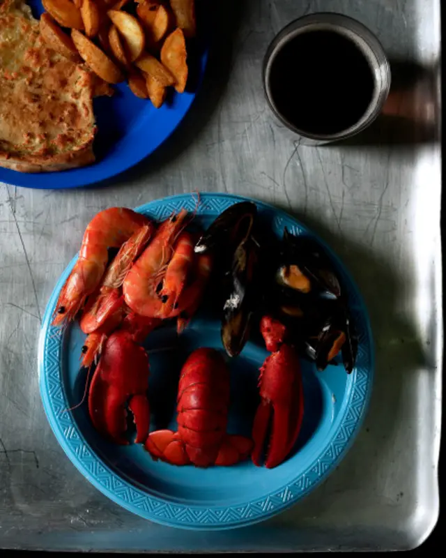 برنده بخش حرفه ای، حیات ساکن،‌ کاری از هلن تامپسون از بریتانیا. این مجموعه، آخرین وعده غذایی زندانیان محکوم به مرگ را به تصویر می کشد.