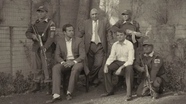 عکسی از "سایمون نورفولک" با عنوان افغانستان: ده سال پس از جنگ،‌ که در بخش مردم برنده شده است. این عکاس می گوید که در سال ۲۰۱۱ به افغانستان رفته تا در مسیر سفر جان برک - عکاس جنگی که جنگ دوم انگلو، افغان (۱۸۷۸ تا ۱۸۸۰) را به تصویر کشیده - قدم بگذارد. 