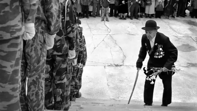 جایزه بخش جوانان به عکاسی از روسیه به نام "سرگی کولیاسکین" با این عکس به نام "آخرین قهرمان"‌ داده شد. 