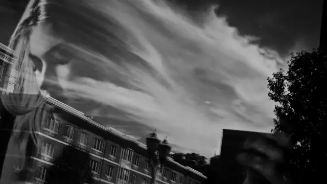 نام عکاس: لوئیز هنری آگوادلو کانو، از کلمبیا در بخش مسافرت برنده شده است. به گفته او ده سال پس از حملات یازدهم سپتامبر به نیویورک، خاطره آن وقایع هنوز در ذهن مردم و خیایان های این شهر زنده است.